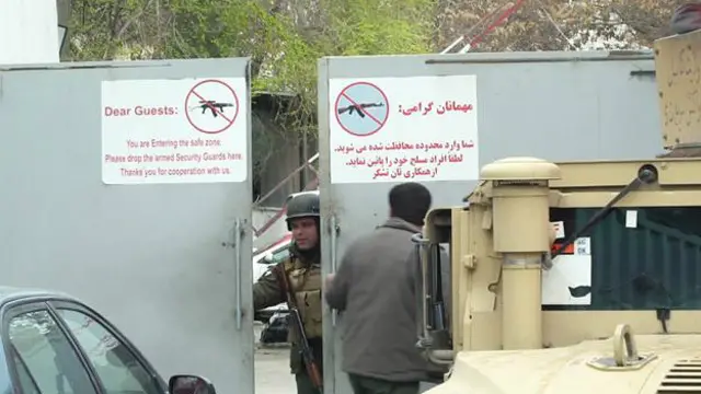 ورودی تلویزیون طلوع به شدت محافظت می‌شود