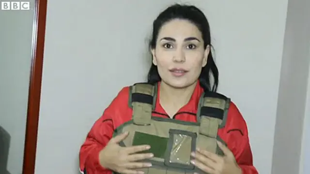 آریانا: با خودم گفتم عجب خنده‌دار است. مثلا در افغانستان خواننده ام ولی مثل اینکه به جنگ می‌روم. مسخره است.