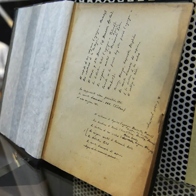 Un poema inédito de Jorge Luis Borges, escrito en la página en blanco de un libro.