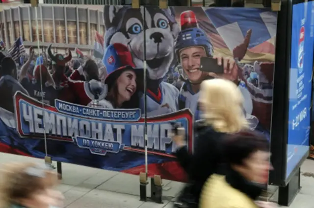 Плакат на остановке в Петербурге, посвященный ЧМ-2016 по хоккею