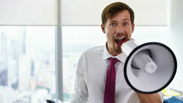 Клерк с мегафоном