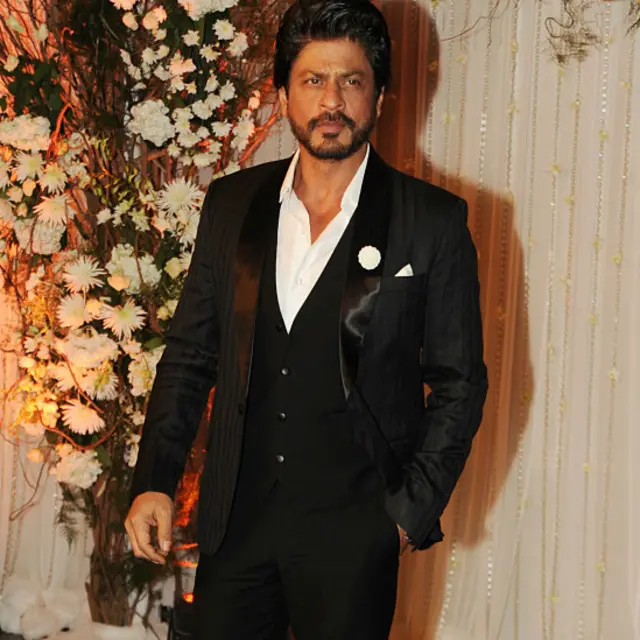  ممبئی کے ایک ہوٹل میں ہونے والی شادی کی پارٹی میں شاہ رخ خان بھی شامل ہوئے۔