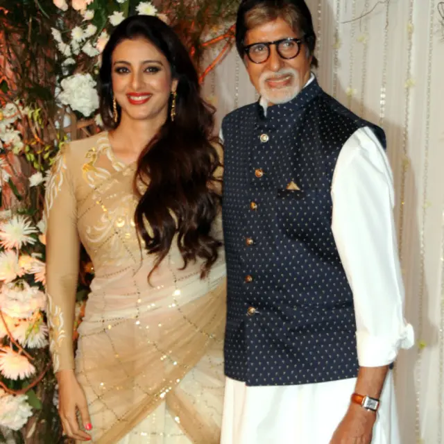 امیتابھ بچن بھی اپنے خاندان کے ساتھ شادی میں شرکت کے لیے آئے اور فلم ’چینی کم‘ کی اپنی ہیروئن تبو کے ساتھ تصویر بنوائی۔