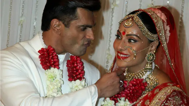 اس آواخر ہفتہ بالی ووڈ اداکارہ بپاشا باسو اور اداکار کرن سنگھ گروور کی شادی میں بالی ووڈ کی مشہور ہستیوں نے شرکت کی۔