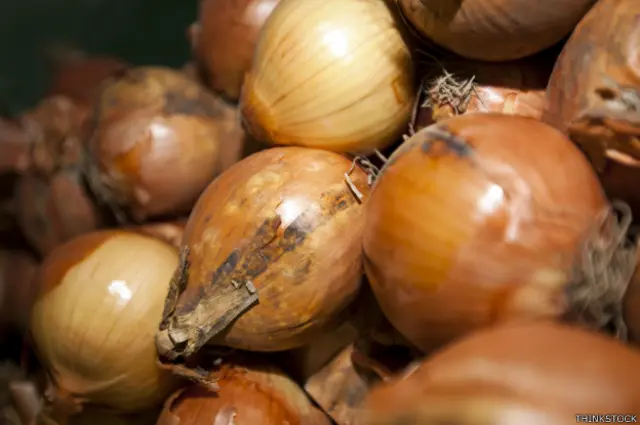 Si quieres que la papa no germine, no la guardes junto a las cebollas.