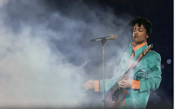 Prince bermain gitar dalam asap