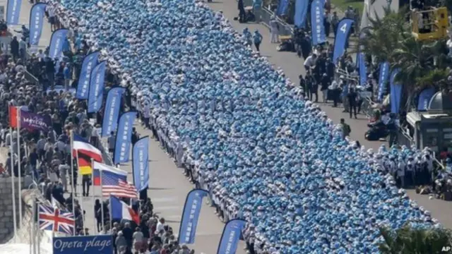 中国天狮集团在去年送6400名雇员赴法国旅游后，据称今年安排2500名员工赴西班牙旅游。