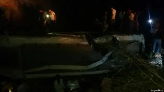 नाले में गिरी बस 