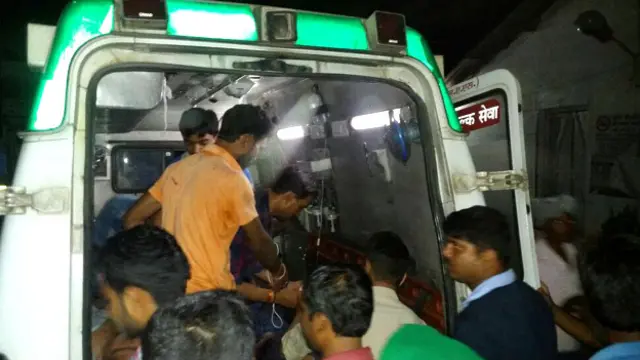 घायलों को ले जाती एंबुलेंस 