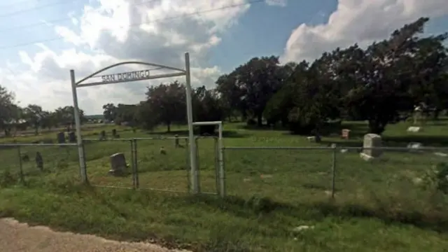 Los administradores del cementerio de San Domingo, en Normanna, Texas, están siendo demandados por discriminación.