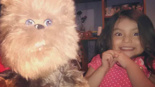 Niña con un peluche