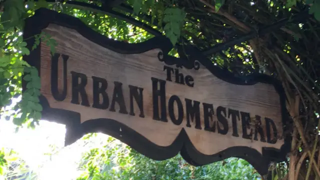 A casa se apresenta como uma fazenda na cidade