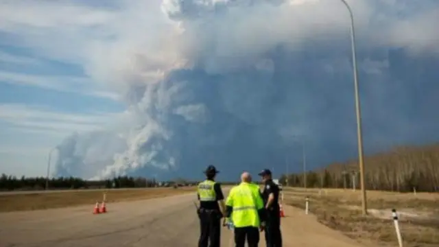 الحرائق تنتشر على مسافة 39 ميل مربع و100 رجل إطفاء يحاولون السيطرة عليها