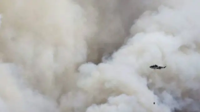 الطائرات تساعد في إطفاء الحرائق وأعلن رئيس الوزراء جاستن ترودو إرسال طائرات الجيش إذا استدعى الموقف هذا