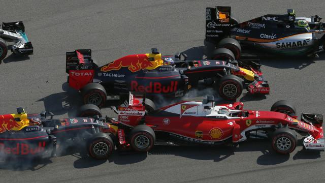 Kvyat hits Vettel during F1 GP in Russia