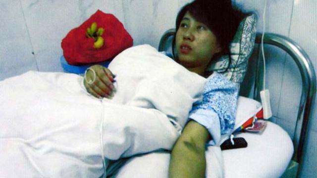 2012年，陕西23岁的妇女冯建梅怀孕7个月的时候被强行带至医院、注射引产剂，胎死腹中