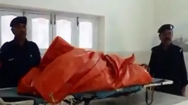 پولیس کے مطابق جرگے میں صائمہ نامی لڑکی کو فرار میں مدد دینے والے مفرور شخص صدیق کی گاڑی کو جلانے اور عنبرین کو ہلاک کرنے کا فیصلہ دیاگیا