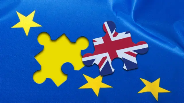Британский флаг на фоне флага Евросоюза