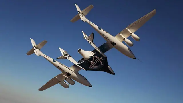 После отстыковки от самолета-носителя SpaceShipTwo самостоятельно отправится в космос