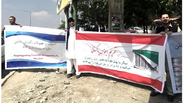 کابل کې اعتراض کوونکي پاکستان د افغانستان په چارو په لاسوهنه تورنوي او وایي، پاکستان سره سوداګري ترهګرو سره مرسته ده.