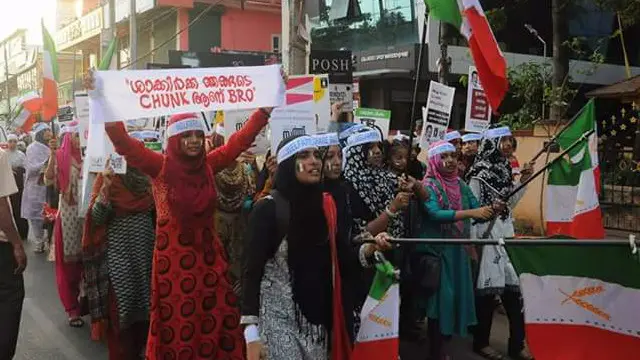 کچھ مسلمان تنظیمو کی جانب سے لڑکیوں کو تنقید کا نشانہ بناتے ہوئے اس عمل کو غیراسلامی قرار دیا