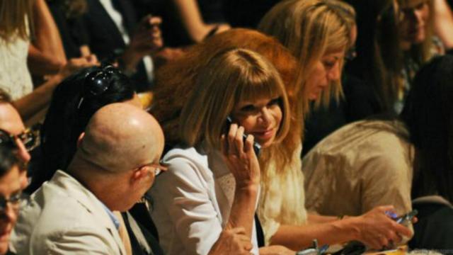 《Vogue》编辑安娜·温拓尔(Anna Wintour)有好几部手机，但她更喜欢老式翻盖手机。(图片来源：Getty Images)