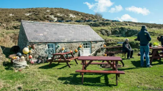 波特的店鋪是巴德西島上的唯一一家，他們在這家店裏出售書籍、明信片和他們自己製作的蜂蜜、柳條籃子和羊毛（圖片來源：Amana Ruggeri）
