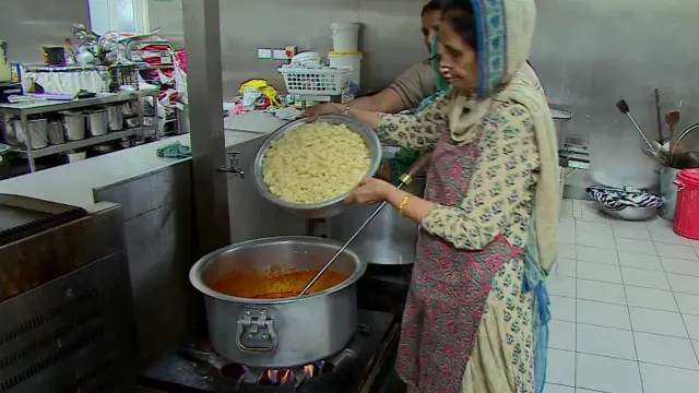 کھانا مغربی لندن میں سکھوں کے گوردوارے کے کچن میں پکایا جاتا ہے