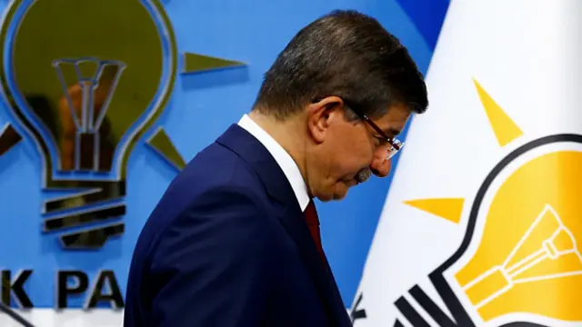 أعلن أوغلو مؤخراً أنه سيتنحى عن منصبه كرئيس لحزب العدالة والتنمية