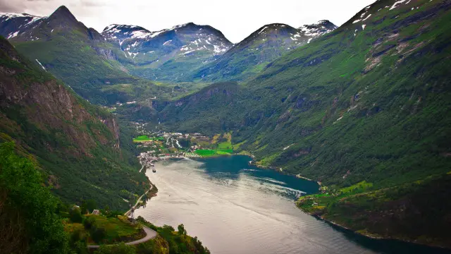 Вид на Гейрангер-фіорд з Дороги орлів