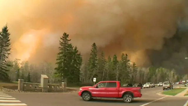 أجلت السلطات سكان مدينة فورت ماكماراي في مقاطعة ألبرتا التي يقطنها 88000 شخص