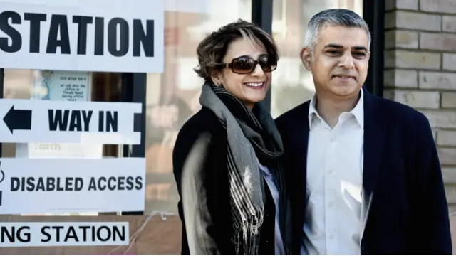 لیبر پارٹی کے امیدوار صادق خان اپنی اہلیہ سعدیہ کے ہمراہ سینٹ البن میں رچرڈ ہال کے پولنگ سٹیشن پر۔