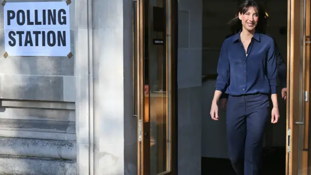 وزیر اعظم کی اہلیہ سمانتھا کمیرون نے میئر کے انتخاب اپنے ووٹ کا استعمال کیا۔