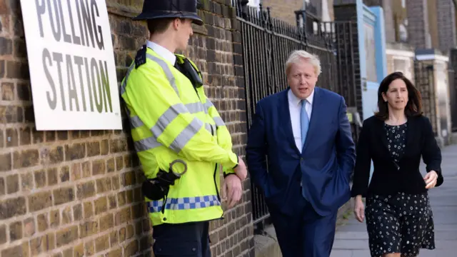 دو بار لندن کے میئر رہنے والے بورس جانسن ووٹ ڈالنے آ رہے ہیں۔