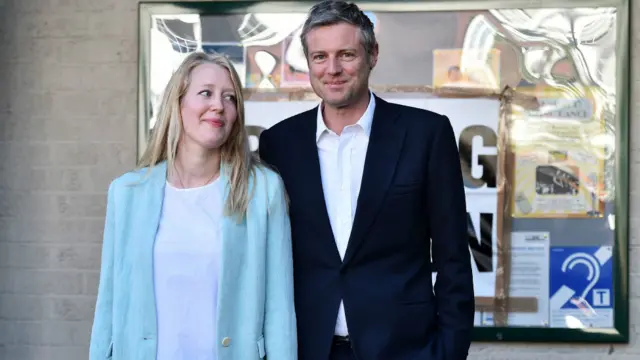 لندن میئر کے لیے کنزریٹو پارٹی کے امیدوار زیک گولڈ سمتھ اپنی اہلیہ کے ہمراہ ووٹ ڈالنے آ رہے ہیں۔