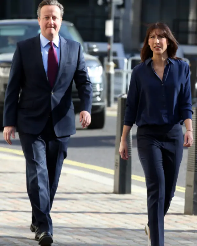 برطانوی وزیر اعظم ڈیوڈ کیمرون اپنی اہلیہ سمانتھا کمیرون کے ہمراہ میئر کے انتخاب میں ووٹ ڈالنے کے لیے آ رہے ہیں۔