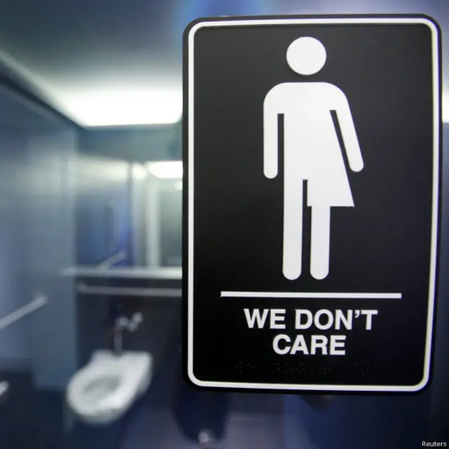 علامت توالت در هتلی در کارولینای شمالی که در اعتراض به قانون محدود کردن تراجنسیتی‌ها نصب شده است