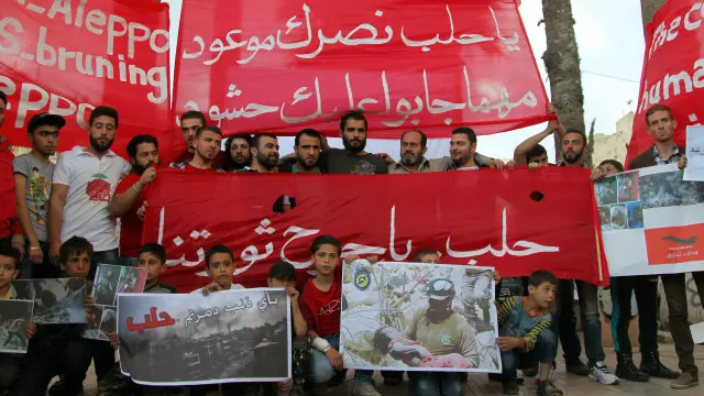 سوريون نظموا في إدلب وقفة للتعبير عن التضامن مع أهالي حلب.