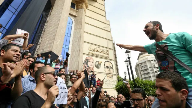 نقابة الصحفيين تقول إنه أجهزة الأمن اقتحمت مقرها. 