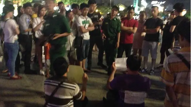 Hai thanh niên tọa kháng ở phố đi bộ Nguyễn Huệ, TP Hồ Chí Minh tối 5/5