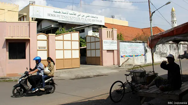 Sekolah Tinggi Agama Islam Ali (STAI) bin Abi Thalib di kawasan Sidotopo, Surabaya utara, pernah dicap 'kampus Wahabi' oleh para pendemo.