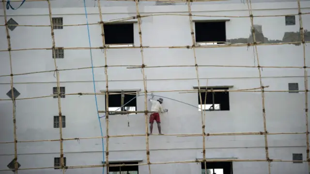 No es inusual ver andamios de madera o bambú en construcciones. 