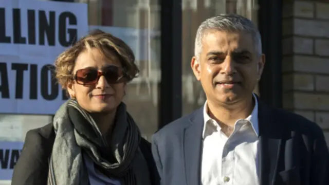 خان و همسرش - پیروزی اولین شهردار مسلمان برای لندن مهمترین موفقیت حزب کارگر بوده است 