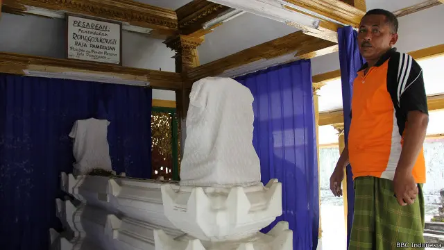 "Kalau bapak datang tadi malam (Kamis malam), banyak yang datang berziarah," kata Mariyadi, sang juru kunci. 