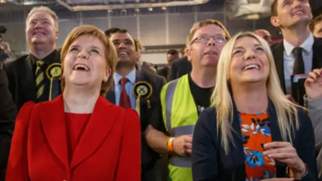 نیکلا استرجن (اول چپ ردیف جلو) رهبر حزب ملیگرای اسکاتلند - ملیگرایان موقعیت خود را محکم‌تر کردند 