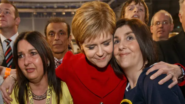 İskoç Ulusal Partisi lideri Nicola Sturgeon seçim sonucundan memnun