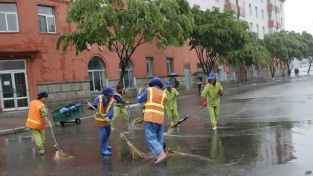 Đường phố của thủ đô Bình Nhưỡng được kỳ cọ bóng loáng. Trong kỳ đại hội trước, hồi 1980, ông Kim Jong-il (Kim Chính Nhất), cha của ông Kim Jong-un, đã được đưa ra kế vị cha ông là Kim Il-sung (Kim Nhật Thành), nhà sáng lập nhà nước Bắc Triều Tiên.
