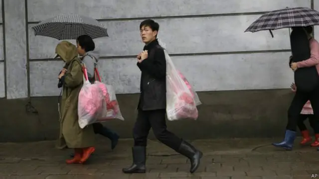 Nhiều người mang theo các bó hoa đỏ, hồng.
