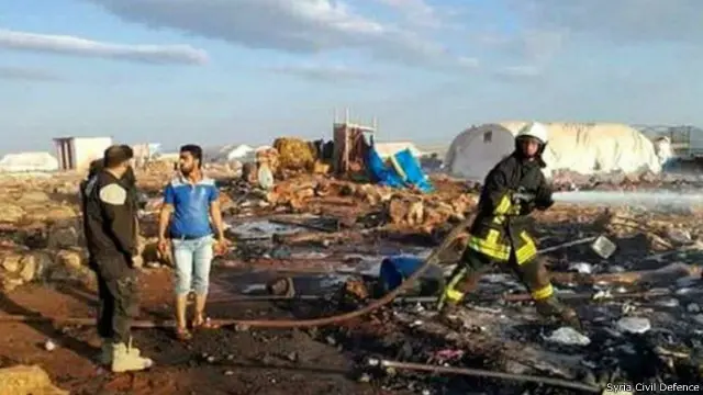 د پنجشنبې په ورځ (مې ۵مه) په ادلب ولایت کې د بېځایه شویو سوري وګړو پر کمپ په هوایي برید کې لږ ترلږه ۳۰ کسان ووژل شول.