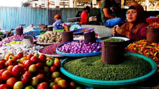 托莫洪市场还出售更多普通的烹饪食料(图片来源:Theodora Sutcliffe)